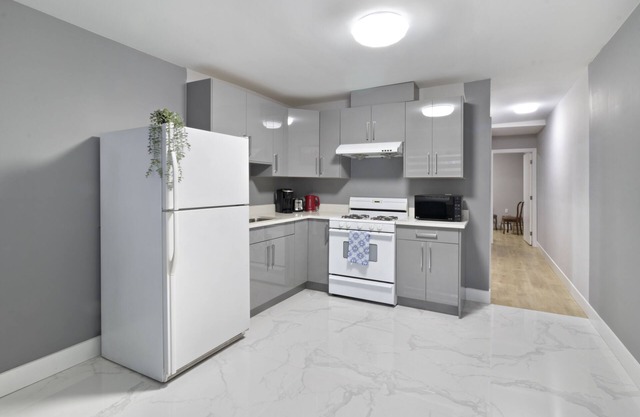 Serene Spacious Modern 2 bed private suite- Central Location