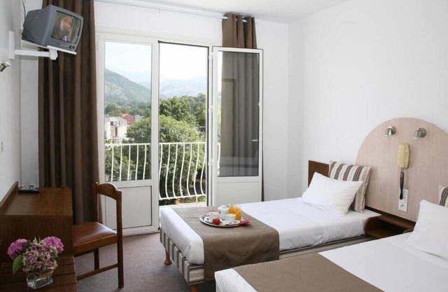 Serene & Spacious Unit with Balcony, Free Parking, Onsite Restaurant!