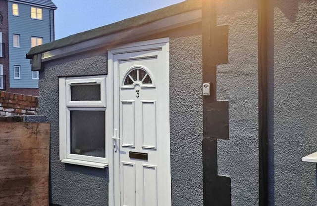 Serene Stay with Private Bathroom and Kitchen at West Bromwich