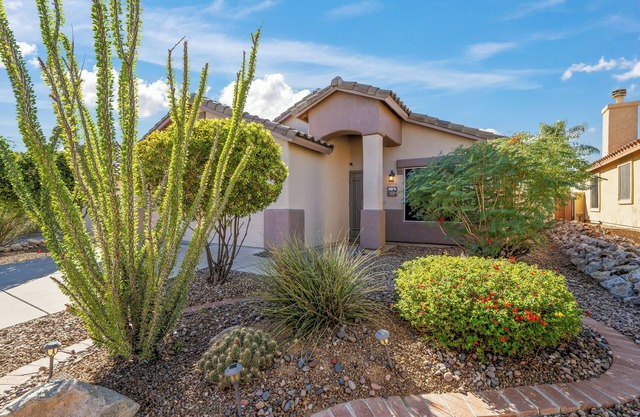 Serene Vacation Home - Trails, Golf & Dining!