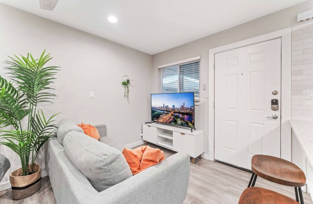 Serene West Downtown studio w/washer&dryer