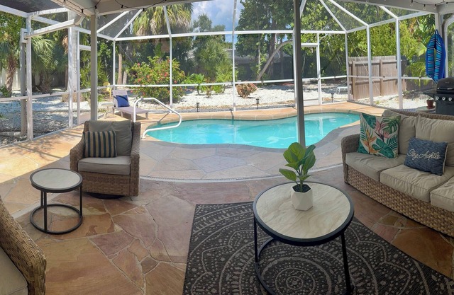 Serene yard and pool, 1 mile to beach, pets OK, patio TV, Kayaks