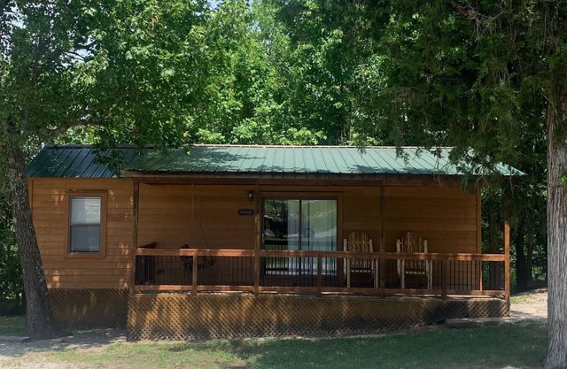 Serenity Falls Cabin includes 2 bedrooms (1 with a queen size bed and 1 with a full size bed), 1 fut