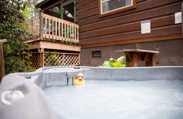 Serenity Ridge Cabin F: Couple's Vacay + Hot Tub