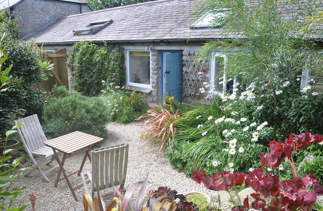 Set in gorgeous gardens & quiet countryside close to Mousehole and the sea