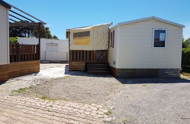 Set of 2 mobile homes 5 bedrooms 50m from the beach