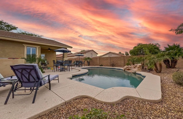 Seville 4 beds + Office and Heated Pool, Fire Pit! 30 Night Min.