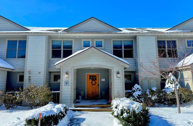 SH4 Bretton Woods condo with Hot Tub next to skiing and Mt Washington Hotel ski slopes views