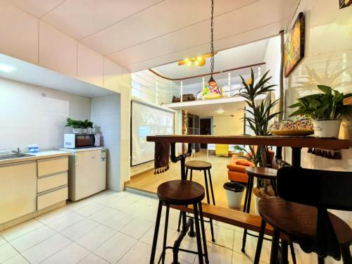 Shanghai Hills & Aromahome Terrace Loft with 4K projector clsoe to line 9&12