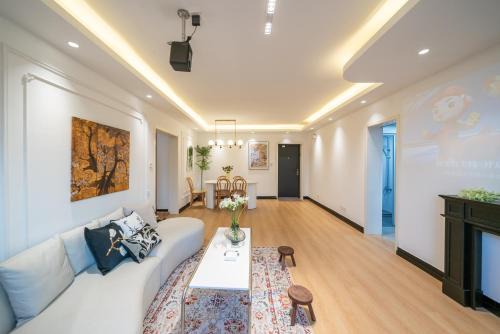Shanghai Yi Du B&B - Family Suite located 500 meters away from Nanjing West Road Subway and near People's Square
