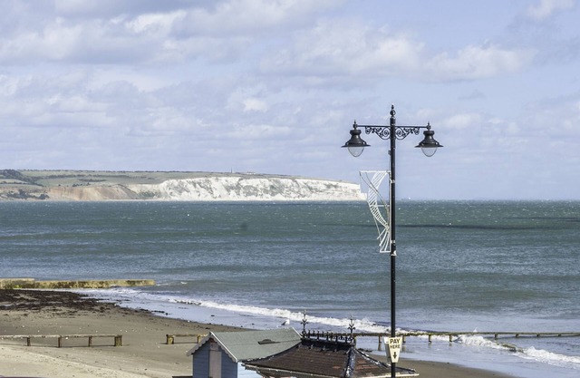 Shanklin Beach Sea Front 2 Bedroom Apartment. Excellent Rates And Good Reviews.