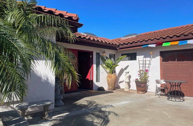 Shared Charming 1-bedroom with WiFi, AC in quaint Oceanside