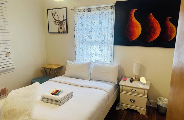 Shared house with cozy 1-bedroom for guests in charming College Park.