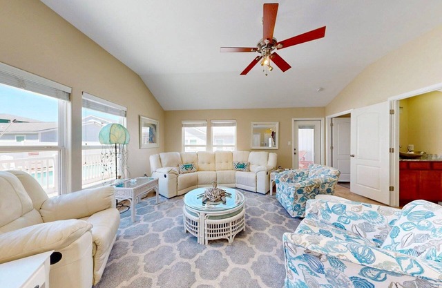 Shared Pool, Pet Friendly, Minutes to the Beach