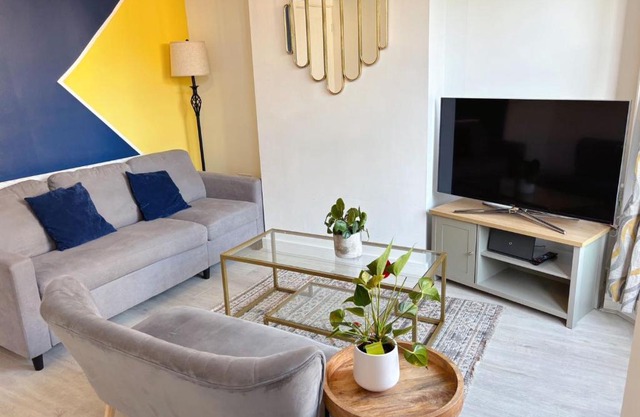 Sheffield 3-bedroom house with free street parking