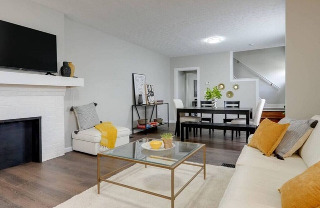 Sheldon Gold - Chic 3BR, Fenced Yard