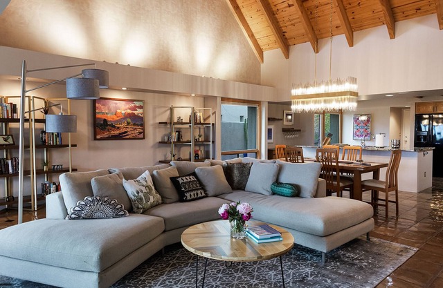 Shelter Here: Perfectly located, Private Luxury Retreat & Views!