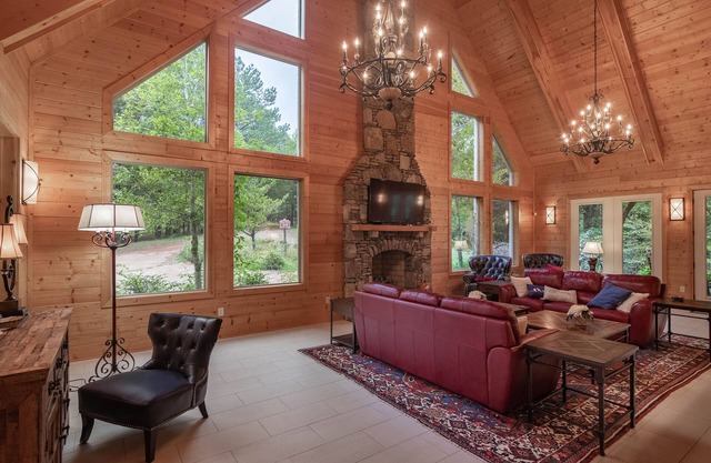 Shenandoah-Style Chalet 5 miles from Vaught Hemingway Stadium.