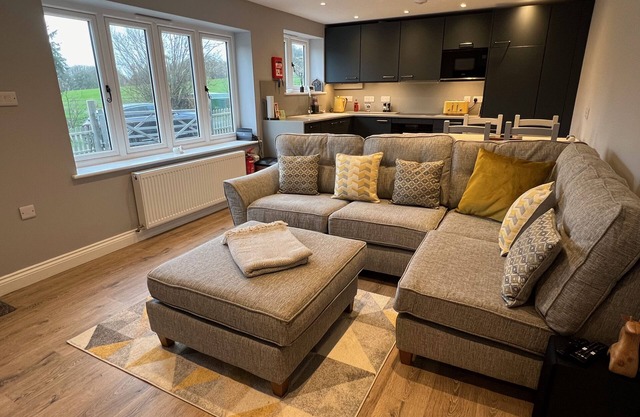 Sheperd's Cottage, Stoats Farm - well appointed two bedroom cottage West Wight