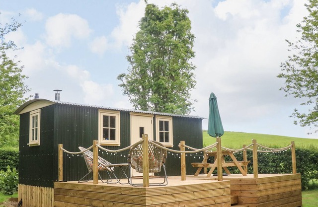 SHEPHERDS HUT, pet friendly, with a garden in Brampton, Cumbria
