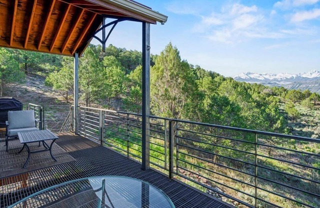 Shining Mountain 3 Br./2.5 Ba./Den/STR2023-014