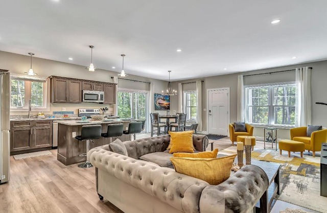 Shipbuilder’s Retreat Sleeps 6, 5 mins to Harbor