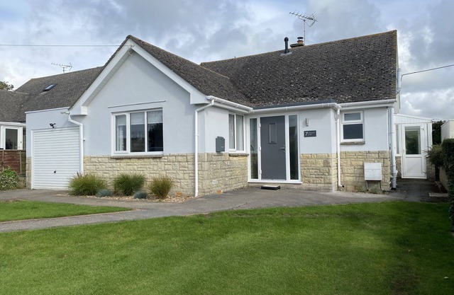 SHIPTON HILL VIEW, pet friendly, with a garden in Shipton Gorge