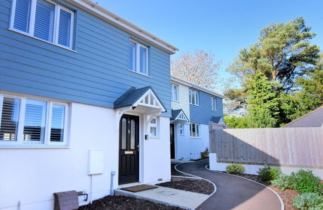 SHIRE VIEW, family friendly, country holiday cottage in Lyme Regis