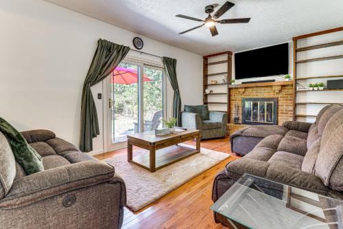 Shop, Golf and Explore Home 14 Mi to Columbus!