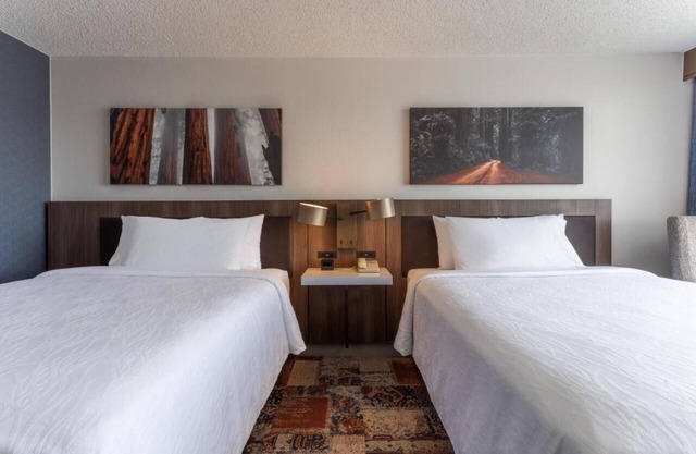 Shopping and Dining in Downtown Oakland! 2 Comfortable Units, Onsite Parking