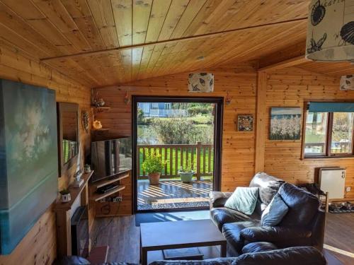 Shorefield Lodge by the Lake