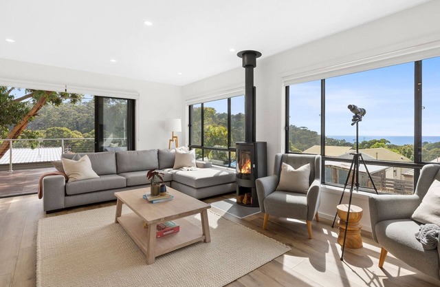 Shoreline, A beautiful, modern 4-bed home with many features for a memorable family vacation