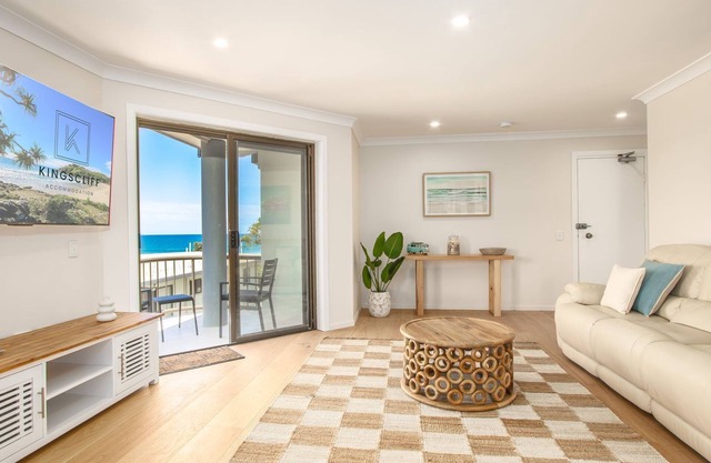 Shoreline Holiday Apartment - Beachfront retreat at Hastings Point with ocean views