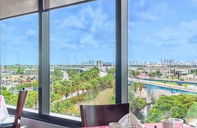 Short Distance From The Well Known Sites! 2 Family-friendly Units, Onsite Pool