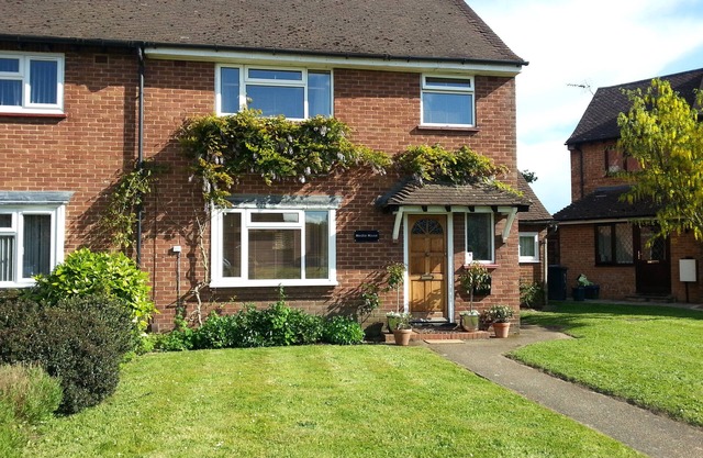 Short or long term, group holiday stays in Guildford. Easy access, free parking