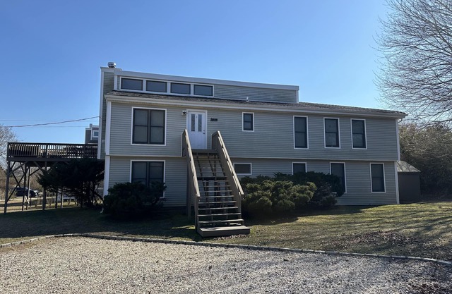 Short walk away from Ditch Plains Beach! Spacious cozy Montauk Beach House