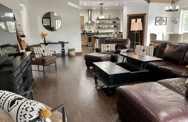 Show Low Cabin in Torreón with Fire Pit, Hot Tub & Tesla Charger