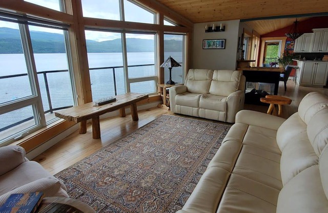 Shuswap Lake-house Extraordinaire