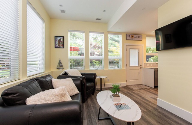 Sidney Solace – 1BR Suite Minutes from Waterfront