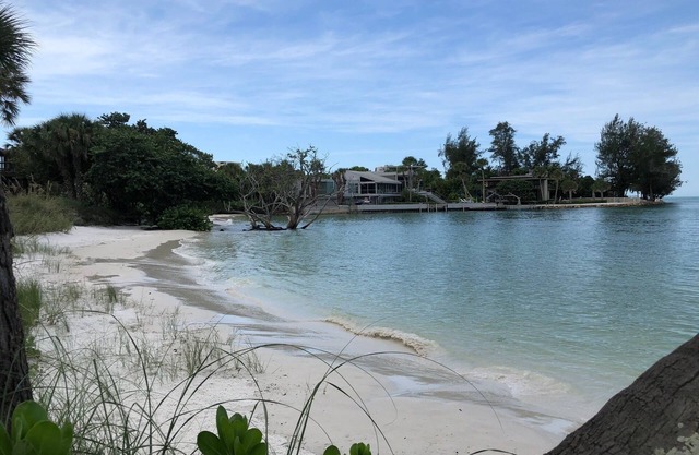 Siesta Key Newly Renovated Condo with Private Beach/short walk to Siesta Village