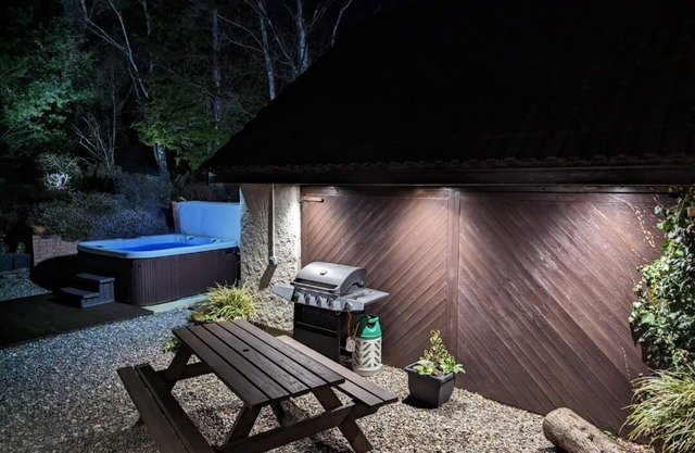 Silver Trees - holiday home with hot tub in lovely garden - child/pet friendly