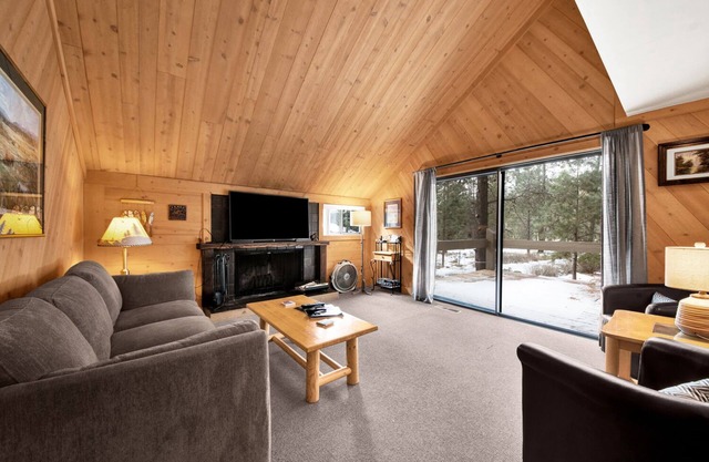 Simple, pet friendly, cabin style home with Hot Tub - POL99