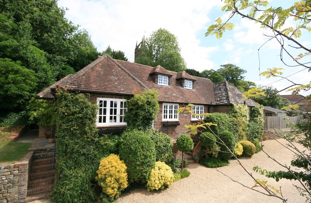 Simplicity Comfort & Charm in Lovely Location