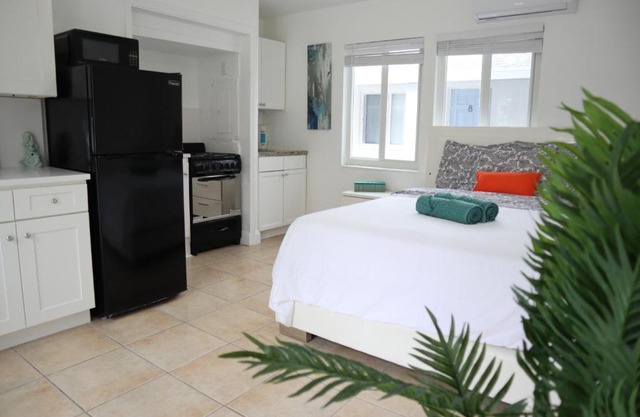 Singer Island Inn Studio/Walk to the Beach
