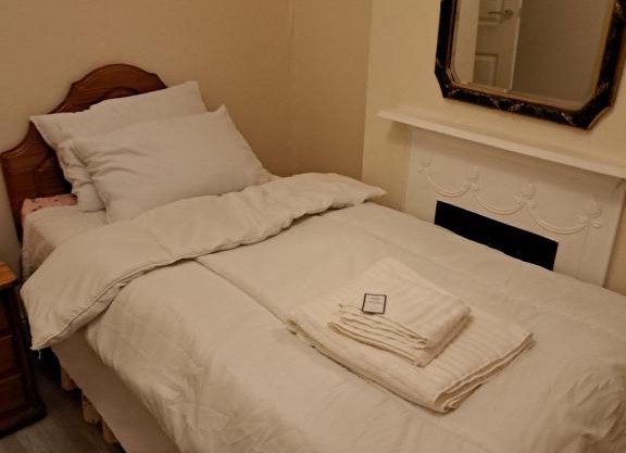 Single Bedroom available - Train station London Seven Kings