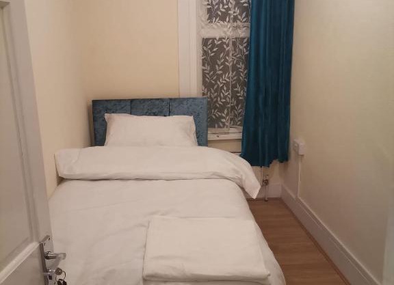 Single Bedroom near London Seven Kings Train Station