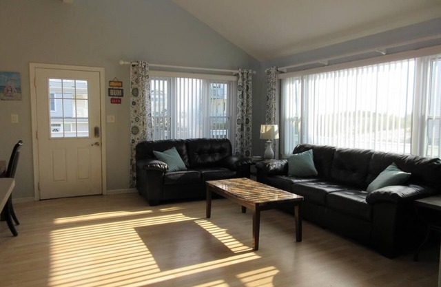 Single family home located just steps to the beach in Surf City - pet friendly.