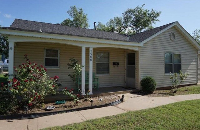 Single Family Home - Pet Friendly, Large Fenced Backyard