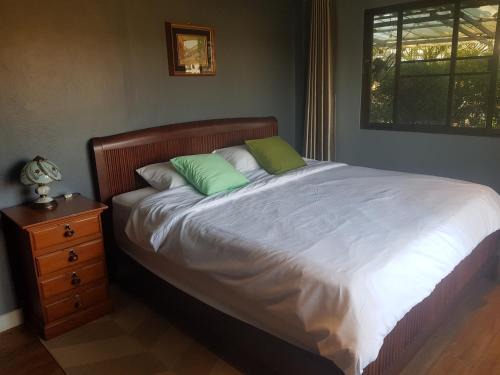 Single room in single house,not accept single male customer