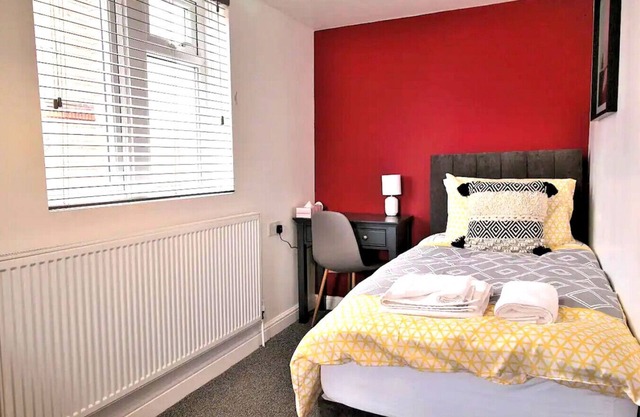 Single Room Shared Bathroom - Hamilton